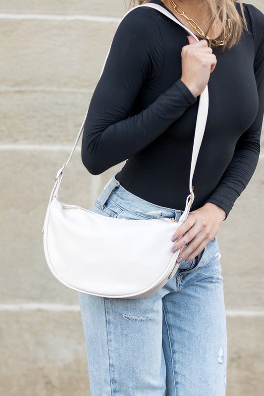 Bolso bandolera Millie de cuero vegano con forma de media luna