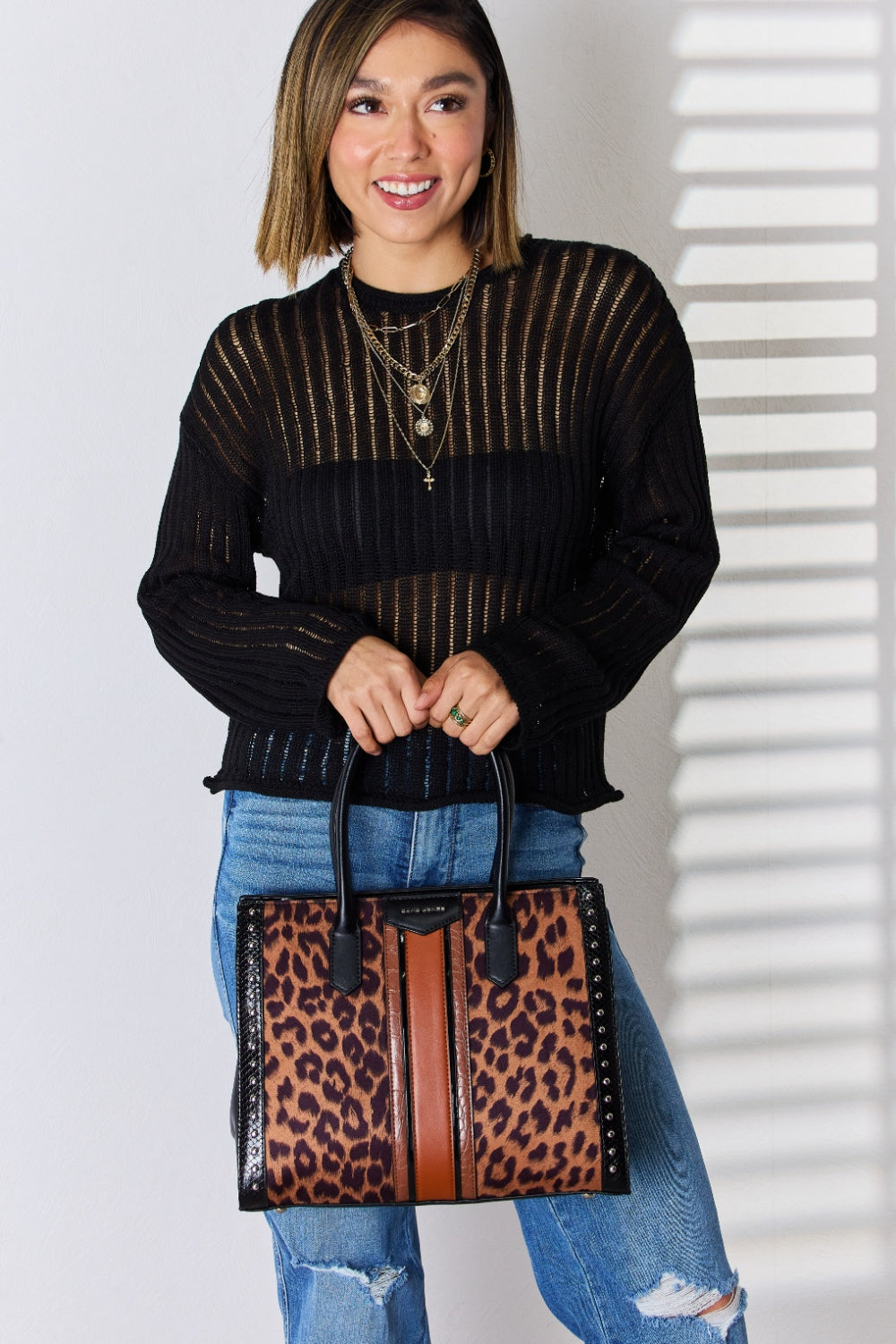 Bolso de mano con remaches en contraste y estampado de leopardo de David Jones