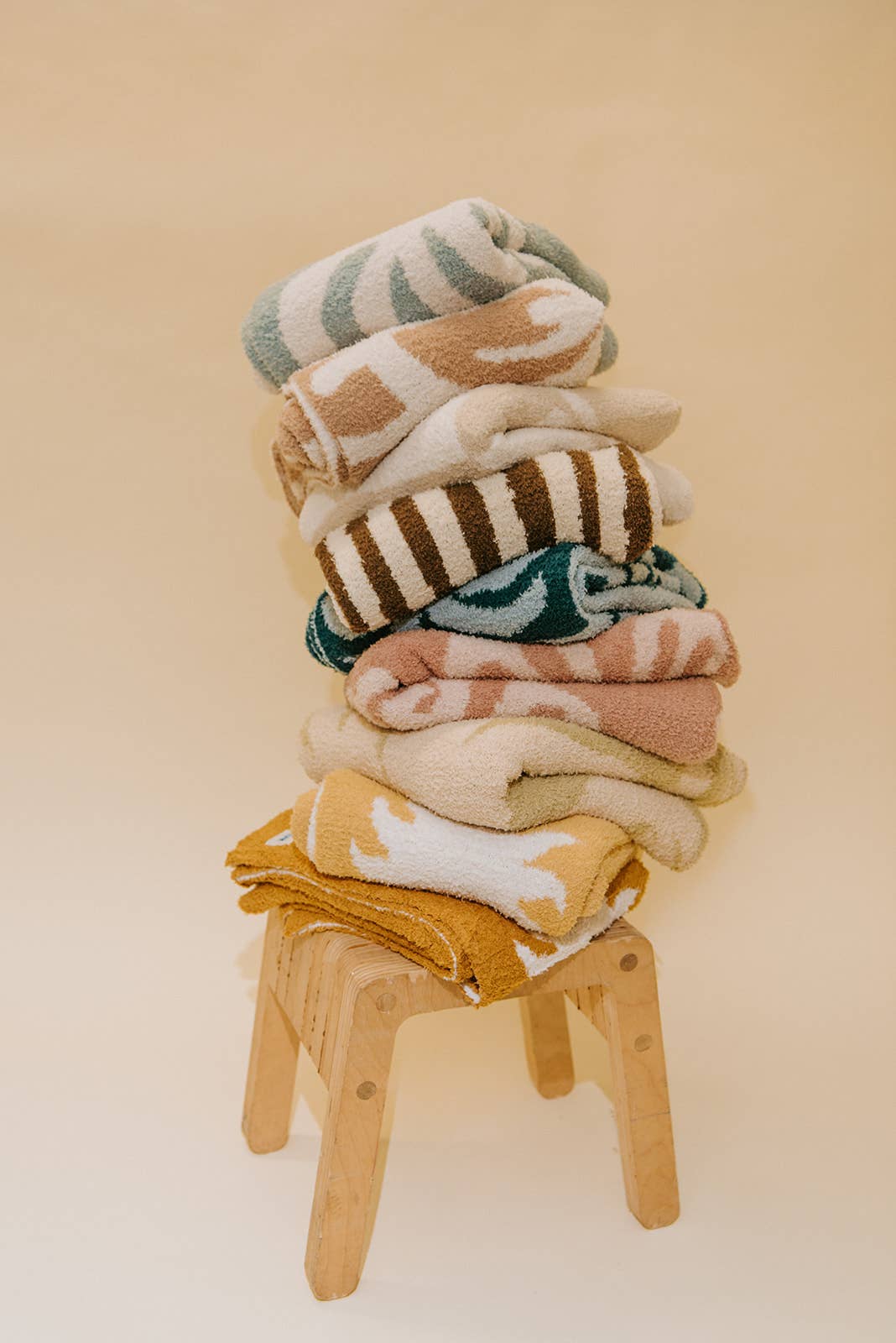 Shell Check Plush Throw - Sand + Tan