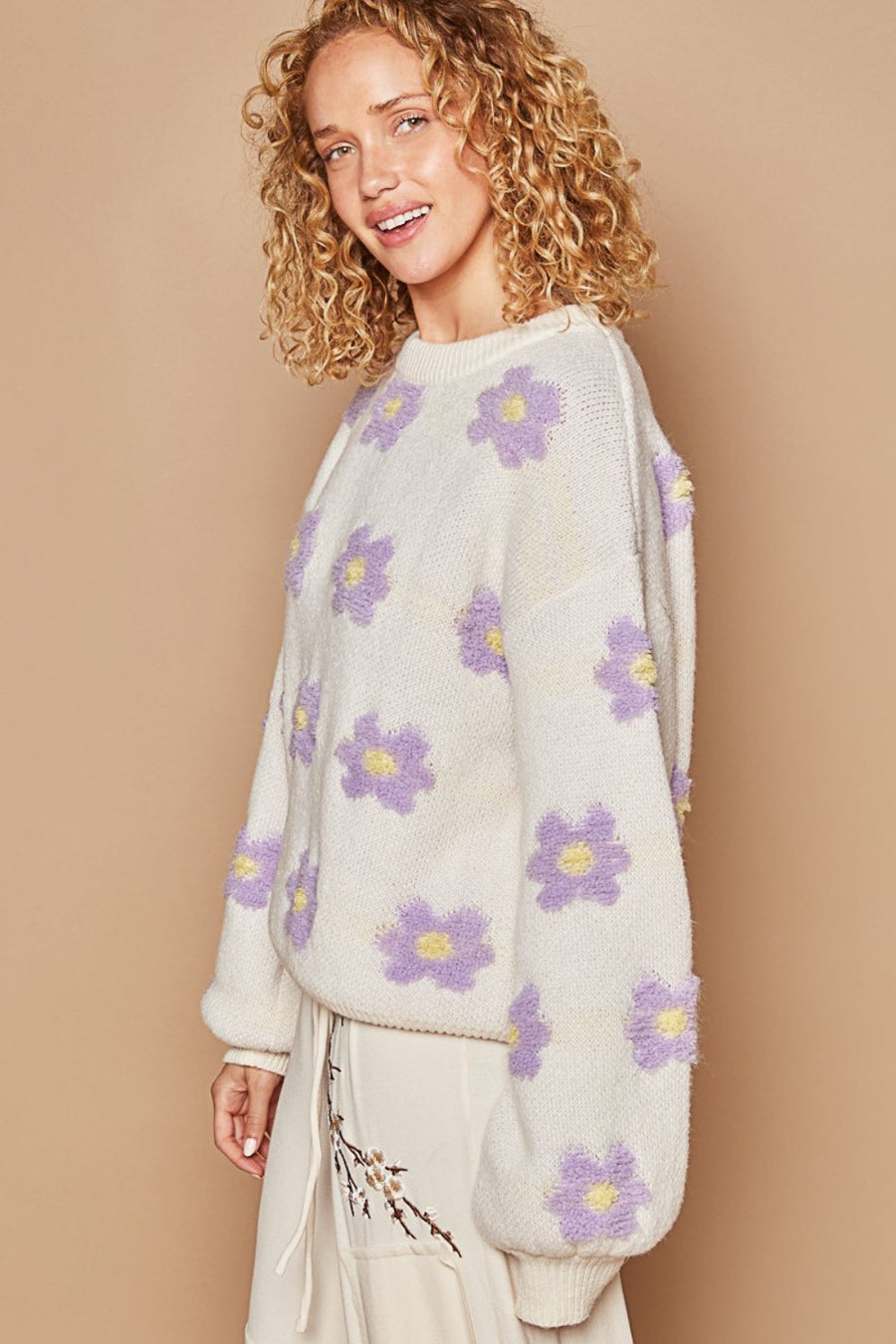 Pull à épaules tombantes et motif marguerites - Crème