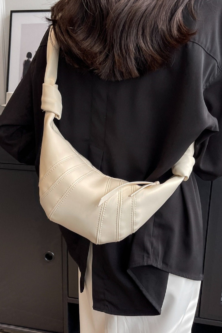 Bolso bandolera de piel vegana con forma de croissant