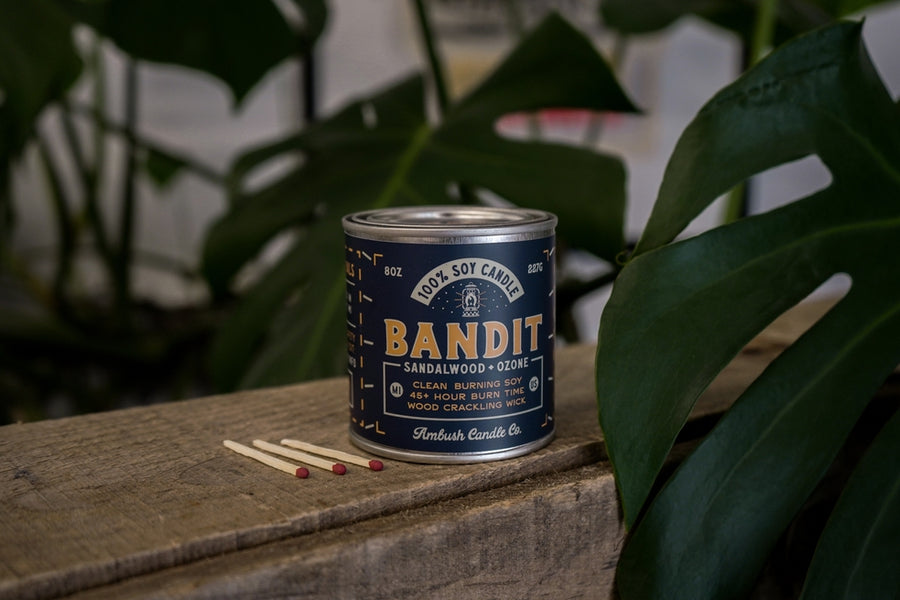 Bandit | Vela de soja de 8 oz con aroma a sándalo y ozono