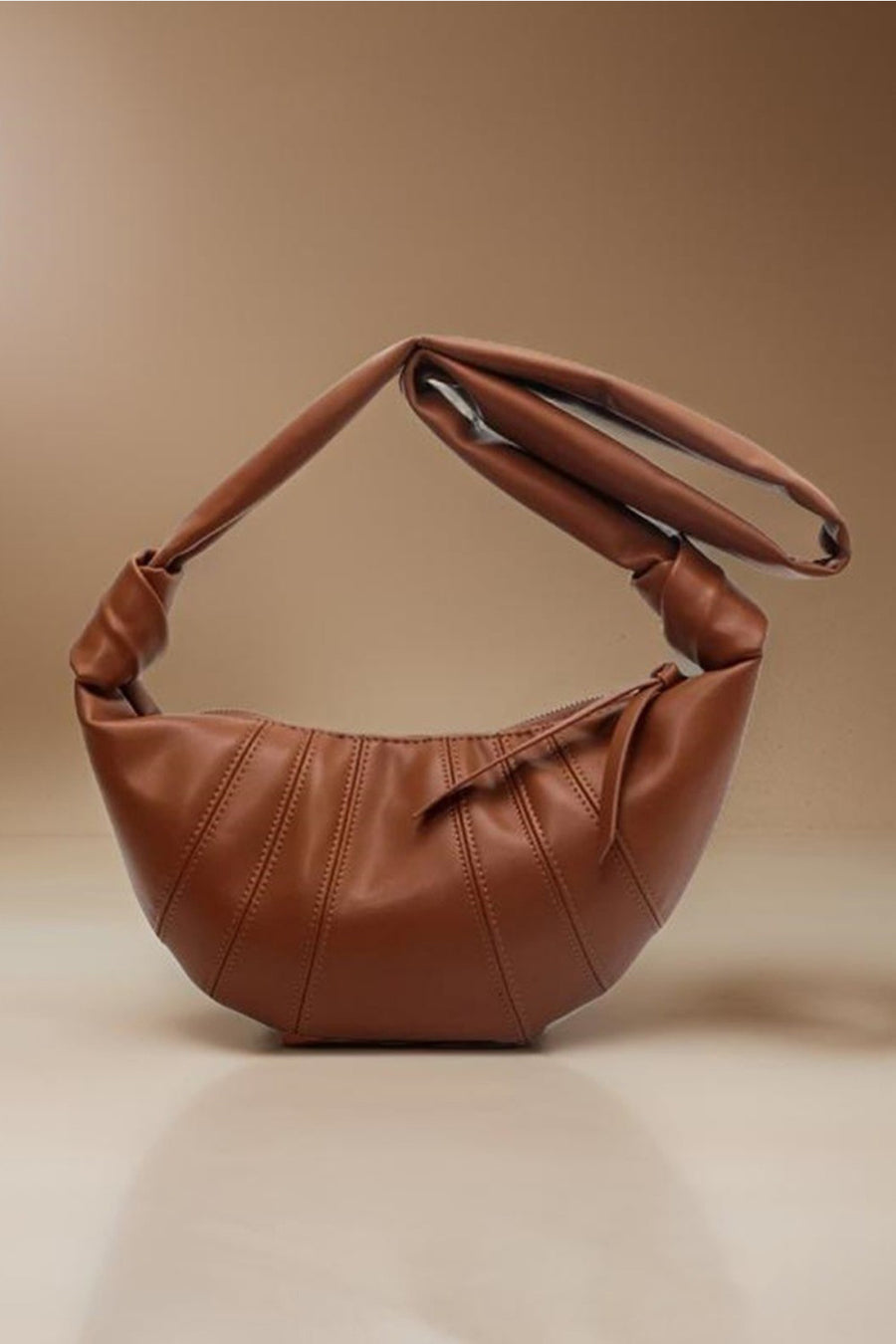 Bolso bandolera de piel vegana con forma de croissant