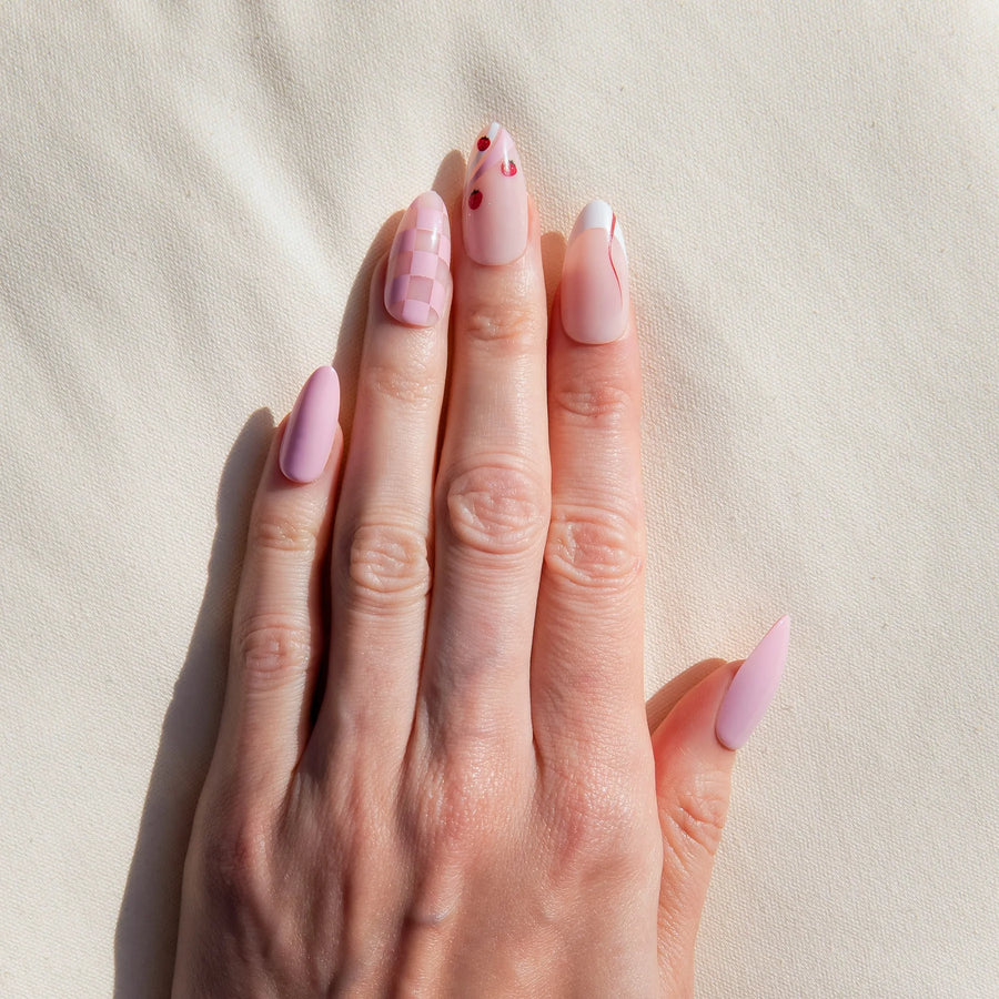 Ongles à coller en forme de gâteau aux fraises