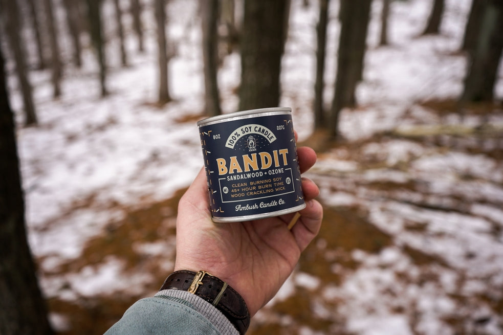 Bandit | Vela de soja de 8 oz con aroma a sándalo y ozono